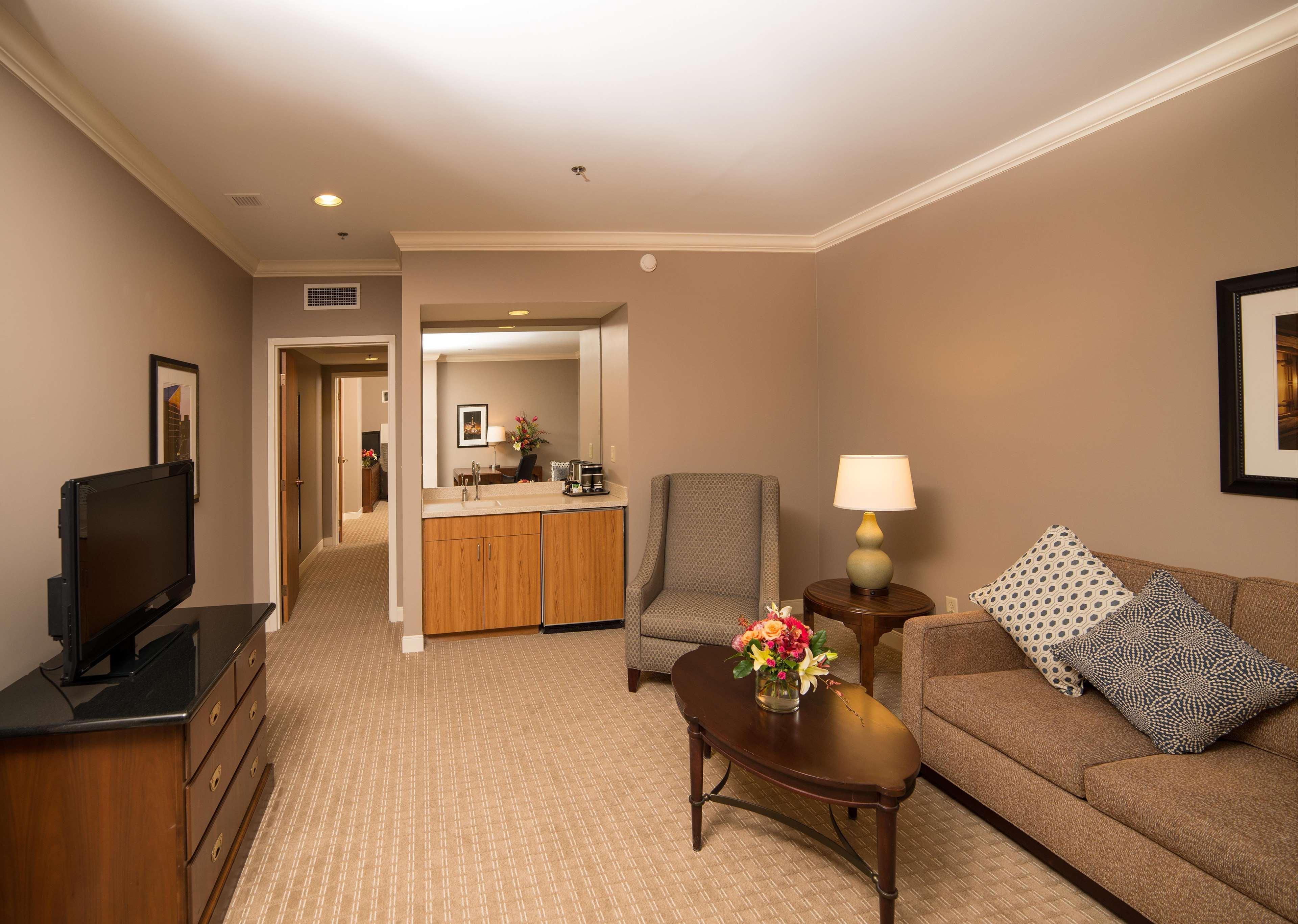 Hilton Indianapolis Hotel & Suites Экстерьер фото