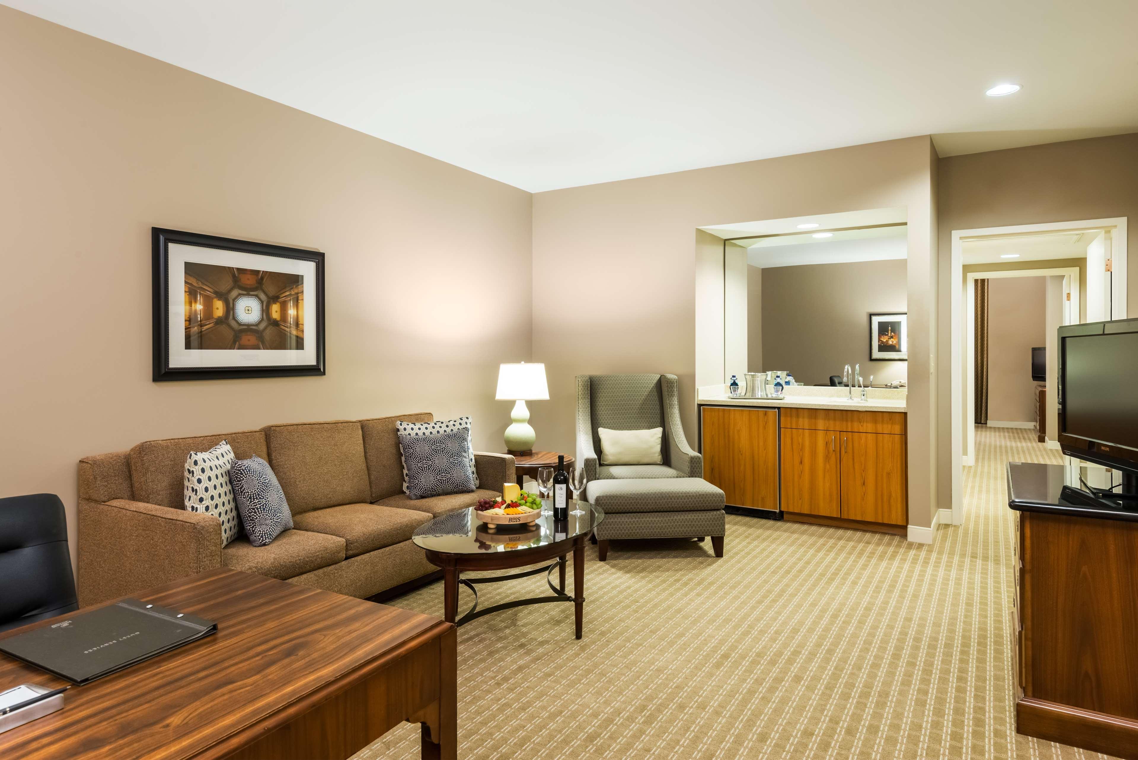 Hilton Indianapolis Hotel & Suites Экстерьер фото