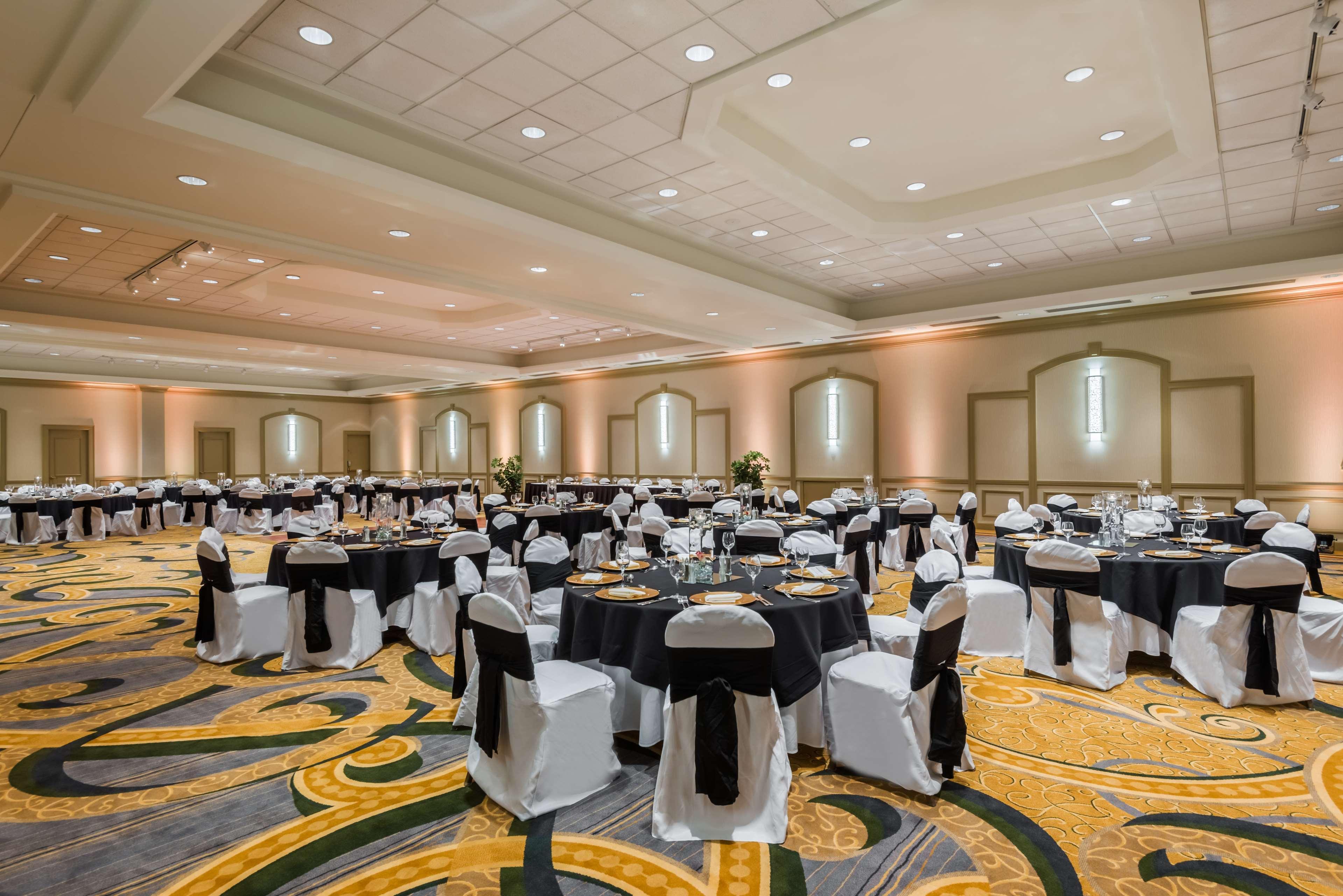 Hilton Indianapolis Hotel & Suites Экстерьер фото