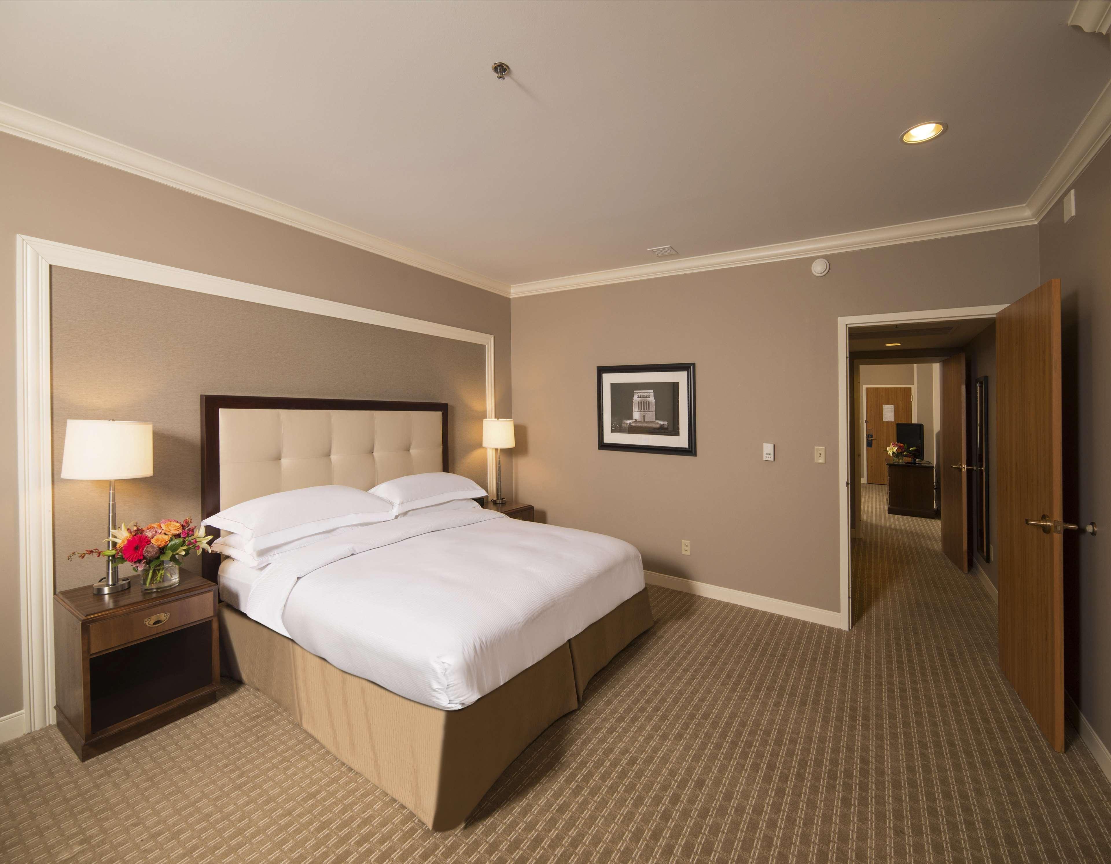 Hilton Indianapolis Hotel & Suites Экстерьер фото