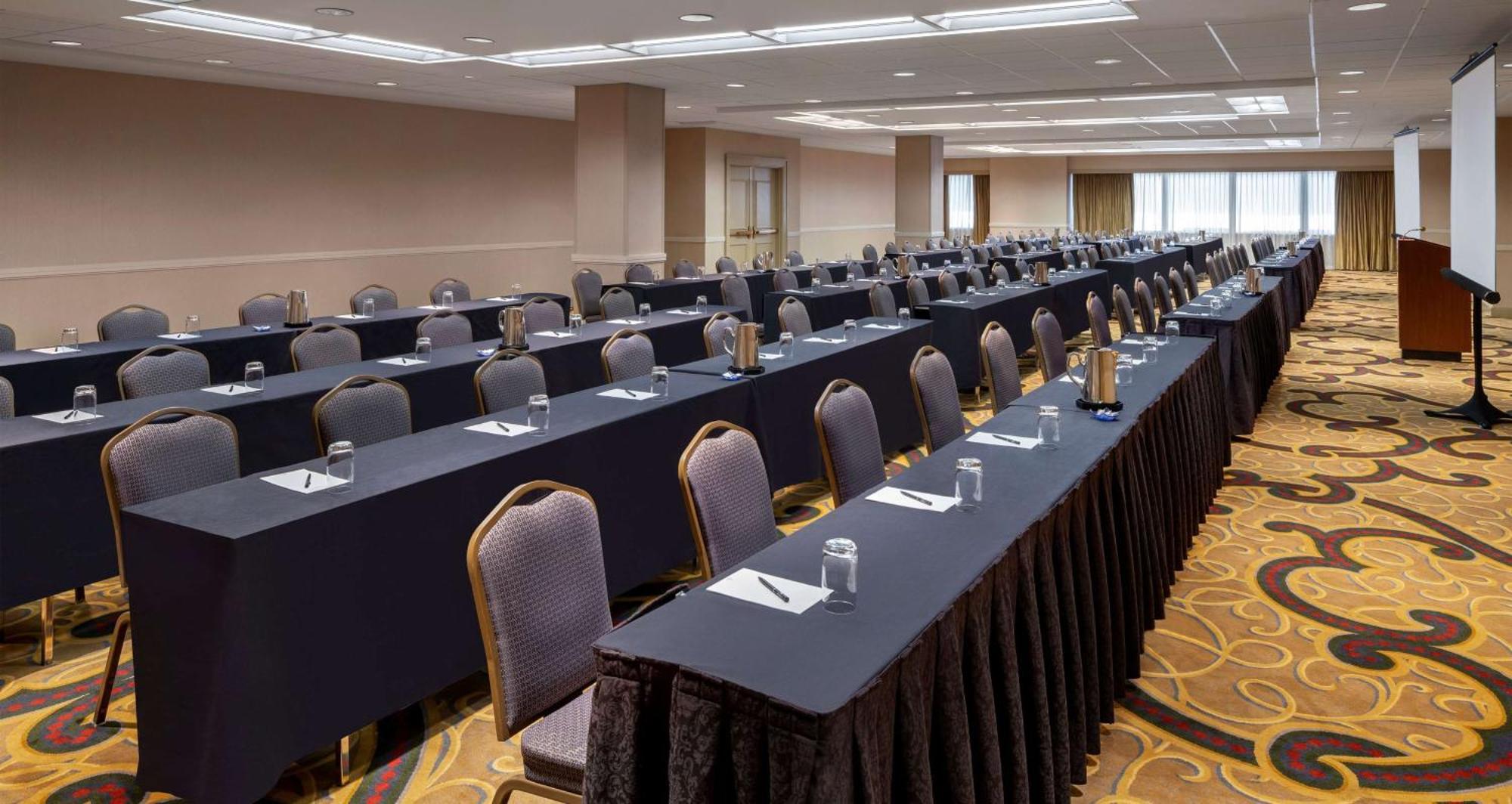 Hilton Indianapolis Hotel & Suites Экстерьер фото